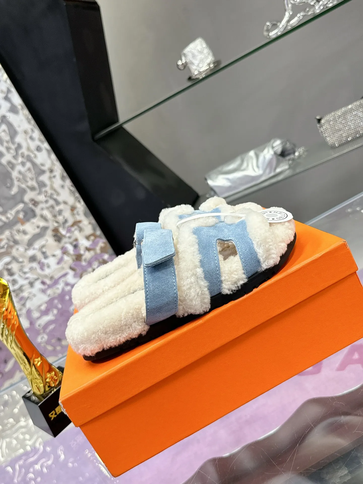 Factory price: 500💰 HERMES💗Ai Ma’s classic hot style second uncle🐑wool mop🆕 is coming. A must-have item for autumn and winter ✅ Versatile and fashionable at home and out on the street 🍀The colors are extremely colorful! Walking Tuscany! T men's shoes 💰R non-slip outsole super light ️ super comfortable on the feet without any binding feeling I can't stop drinking coffee ☕ my second uncle's slippers I can't take off Size number: 35-40 (41 made to order, non-refundable)